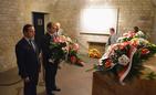 Kwiaty na grobie Marii i Lecha Kaczyńskich