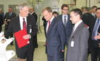 Od lewej Jan Sawicki, dyrektor naczelny UTC Aerospace Systems, premier Donald Tusk i Sylwester Koziłe, dyrektor zakłądu w Rzeszowie. Fot. Adam Cyło