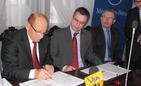 Prezydent Tadeusz Ferenc podpisuje umowę z przedstawicielami Evo Bus. Fot. Adam Cyło