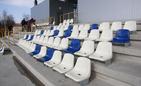 Montaż krzesełek na mieleckim stadionie