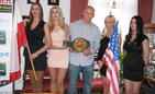Artur Szpilka pośród hostess prezentuje pas WBC Baltic Silver. Fot. Adam Cyło