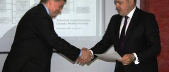 Prezydent Piotr Przytocki wręcza nominację Tomaszowi Solińskiemu, fot. UM Krosno