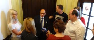 Prerzydent Tadeusz Ferenc oraz rodzice uczniów szkół muzycznych i dziennikarze przed salą sesyjną ratusza. Fot. Adam Cyło