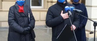 Od lewej Krystyna Skowrońska, Zdzisław Gawlik i Jolanta Kaźmierczak informują pomyśle okrągłego stołu podkarpackiej służbu zdrowia