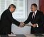 Prezydent Piotr Przytocki wręcza nominację Tomaszowi Solińskiemu, fot. UM Krosno