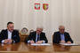 Od lewej: wiceprezydent Krosna Tomasz Soliński, prezydent Piotr Przytocki i prezes Doliny Lotniczej Marek Darecki. Fot. krosno.pl