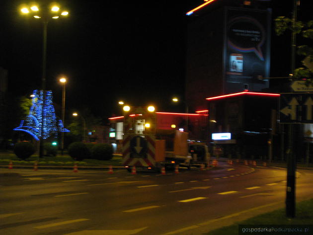 Malowanie bus pasów w nocy z wtorku na środę. Fot. Adam Cyło