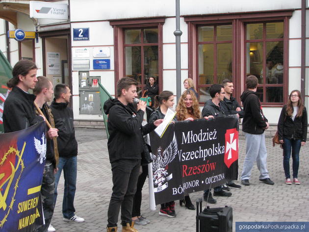Narodowcy demonstrują przed biurem Platformy Obywatelskiej