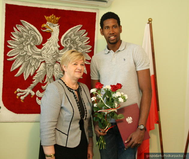 Wicewojewoda Grażyna Borek i siatkarz Wilfredo Leon Venero