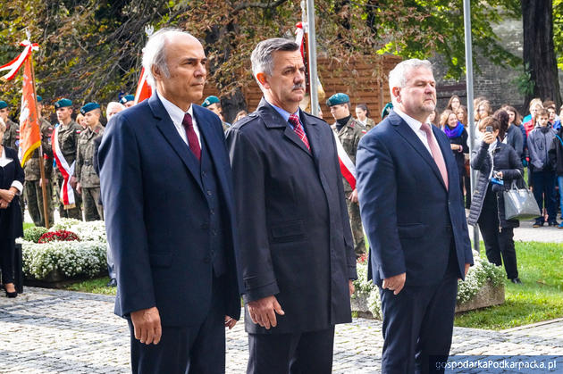 Delegacja powiatu rzeszowskiego. Od lewej przewodniczący rady Stanisław Obara, starosta Józef Jodłowski i wicestarosta Marek Sitarz Fot. Łukasz Kleska