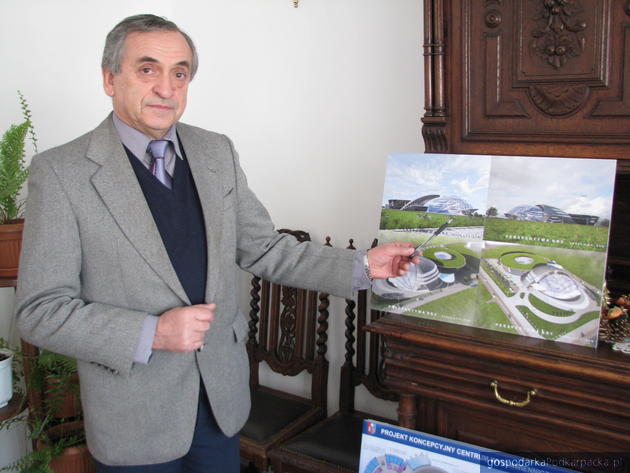 Architekt Henryk Sobolewski, szef A.P.P. Dom, ze swoim projektem. Fot. Adam Cyło