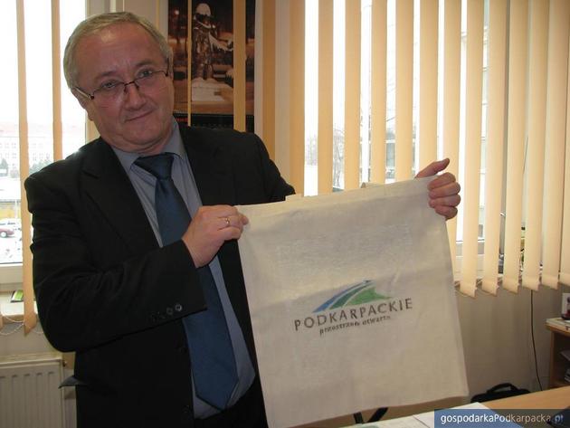 Wiesław Bek prezentuje ekologiczną torbę bawełnianą, produkowaną przez ZAZ w Jarosławiu, Fot. Adam Cyło