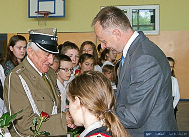 Wojciech Iwasieczko (z prawej) podczas jednej ze szkolnych uroczystości