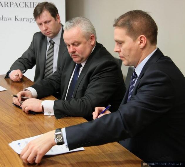 Podpisanie umowy, fot. Urząd Marszałkowski