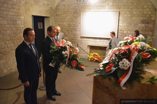 Kwiaty na grobie Marii i Lecha Kaczyńskich