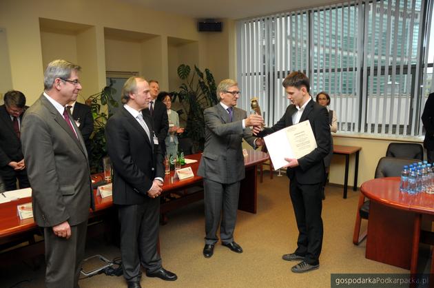 Nagrody laureatom Olimpiady wręczali (od lewej) prof. Andrzej Zoll, prof. Andrzej Witkowski oraz prof. Jerzy Posłuszny. Fot. WSPiA