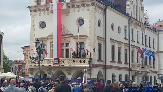 Święto Flagi Rzeczpospolitej Polskiej na rzeszowskim Rynku