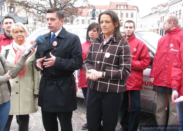 Od lewej Beata Ratajczak, Tomasz Kamiński i Marta Niewczas oraz młodzi działacze SLD, fot. Adam Cyło