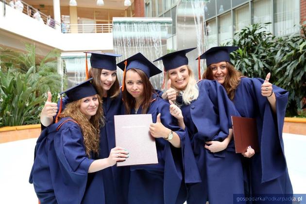 Absolwenci WSPiA odebrali dyplomy ukończenia studiów