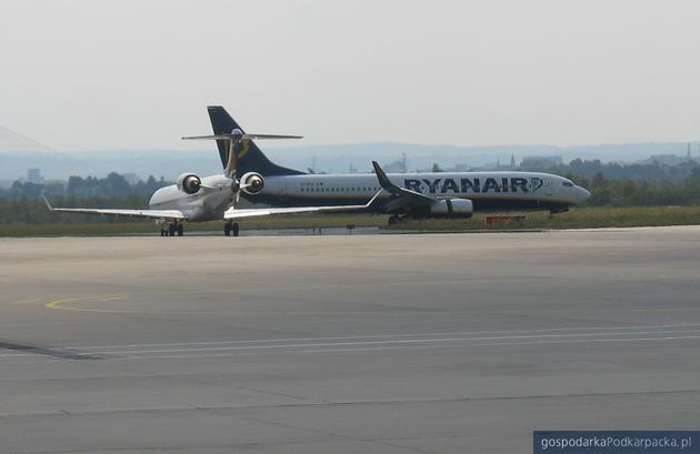 Samoloty linii Lufthansa i Ryanair na płycie lotniska w Jasionce. Fot. Adam Cyło