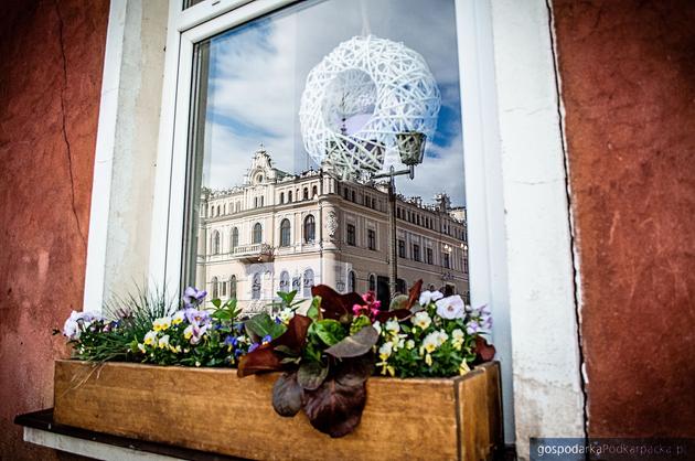 Izabela Rutkowska – fotografia „Odbicie Rynku w oknie  kawiarenki”