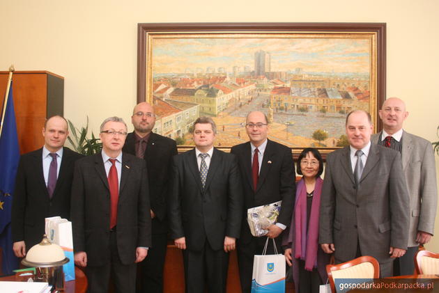 W środku stoją Norbert Mastalerz (czwarty od lewej) i Allen Greenberg (czwarty od prawej), fot. UM Tarnobrzeg