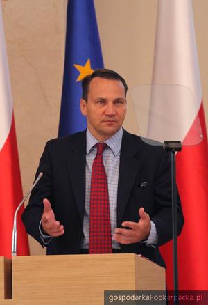 Minister spraw zagranicznych Radosław Sikorski podczas konferencji, fot. MSZ