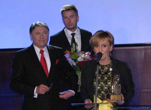 Marta Połtorak, za nią Lucjan Kuźniar, członek zarządu województwa i Mirosław Leniart z Asseco Poland (przedstawiciel sponsora)