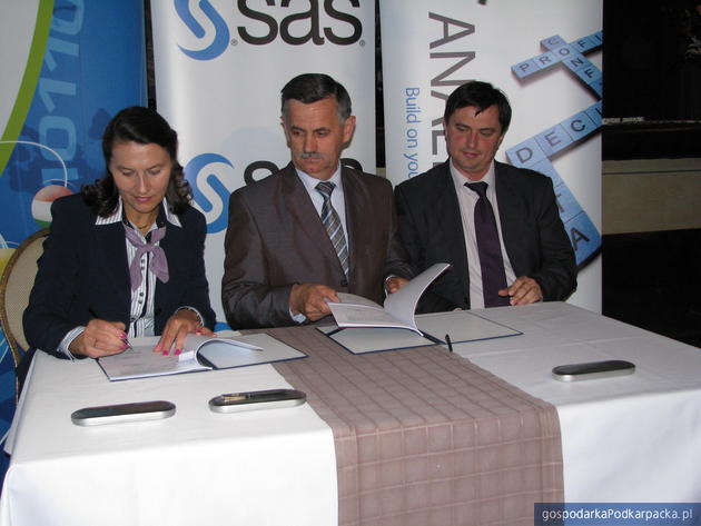 Umowę podpisują Aleksandra Wiecka z SAS Institute, prezes Euroregionu Józef Jodłowski i wiceprezes Dawid Lasek, fot. Adam Cyło