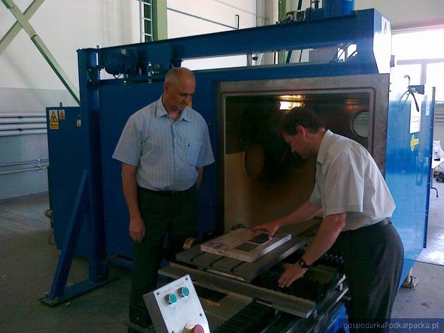 Rzeszowscy naukowcy w Inkubatorze Technologicznym w Stalowej Woli, przy maszynie do spawania wiązką elektronów, fot. ITSW
