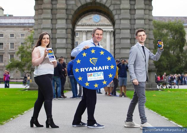 Robin Kiely z Ryanaira (w środku) oraz studenci Erasmusa Shannon McBride i Jack Morris w Trinity College w Dublinie oficjalnie ogłaszają uruchomienie platformy rezerwacyjnej w ramach współpracy z Erasmus Student Network