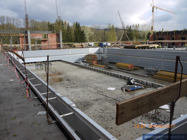 Budowa basenów w Sanoku – wkrótce montaż dachu