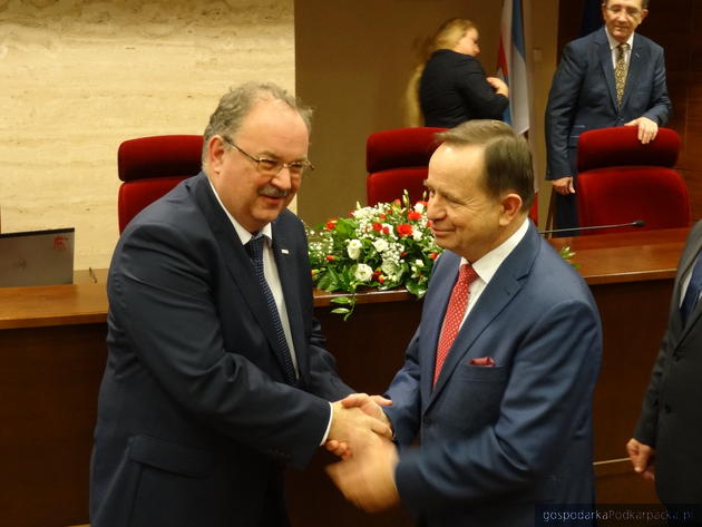 Piotr Pilch (z lewej) tuż po wybore odbiera gratulacje od marszałka Władysława Ortyla. Fot. Adam Cyło