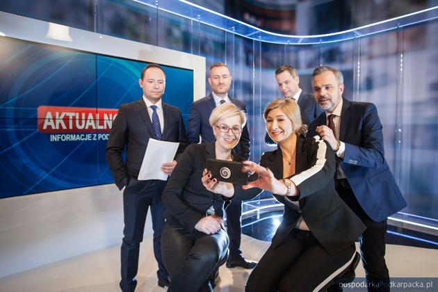 Dziennikarze TVP Rzeszów od lewej w pierwszym rzędzie Beata Wolańska, Ilona Małek, Grzegorz Boratyn, w drugim rzędzie Paweł Pezdan, Konrad Dudek i Marcin Pawlak