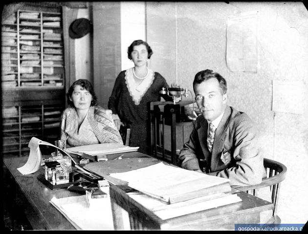 W biurze, 1930 Fotografia autorstwa Rodziny E. Janusza Ze zbiorów Galerii Fotografii Miasta Rzeszowa 