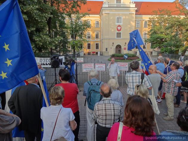 Manifestacja opozycji przed Sądem Okręgowym w Rzeszowie