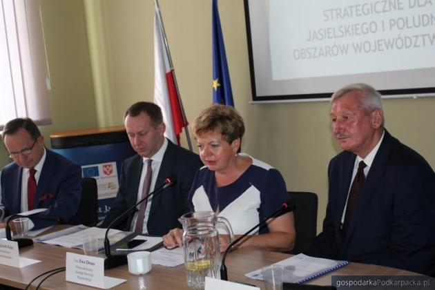 Od lewej marszałek Władysław Ortyl, radni Wojciech Zając i Ewa Draus oraz starosta jasielski Adam Pawluś