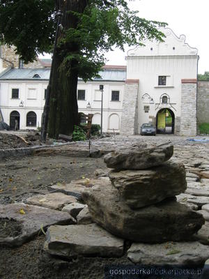 Układanie kamienia łamanego na alejkach wzgórza zamkowego w Przemyślu, fot. Skanska