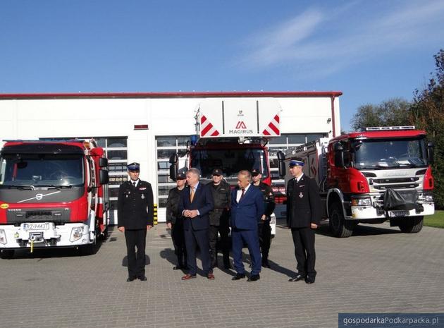 Przemyscy strażacy otrzymali nowe samochody bojowe