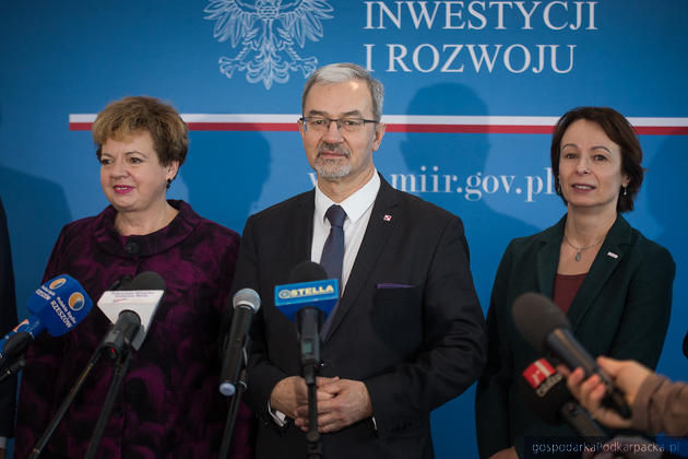 Od lewej wicemarszałek Ewa Draus, minister Jerzy Kwieciński i wicewojewoda Lucyna Podhalicz