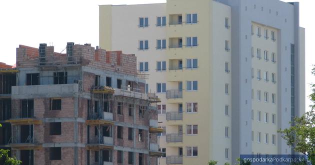 Rynek pierwotny i wtórny w „Rodzinie na swoim”