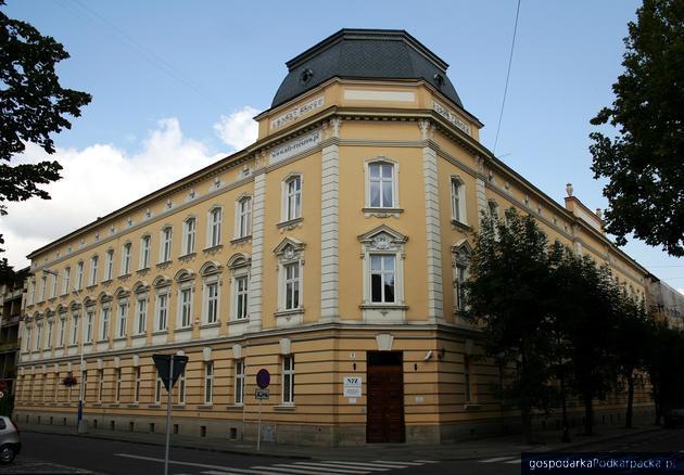 Trzy firmy chcą przebudować budynek NFZ w Rzeszowie