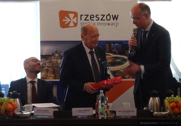 Od lewej ambasador RP w Królewstwie Niderlandów (Holandii) Marcin Czepelak, prezydent Tadeusz Ferenc i burmistrz Onno van Veldhuizen