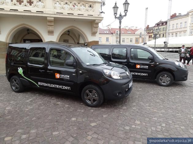 Elektryczne renault kangoo przez rartuszem w Rzeszowie. Fot. Adam Cyło