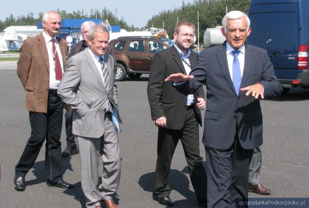 Od prawej europoseł Jerzy Buzek,  rzecznik PZL Mielec Michał Tabisz oraz Janusz Steinhoff. Fot. Adam Cyło