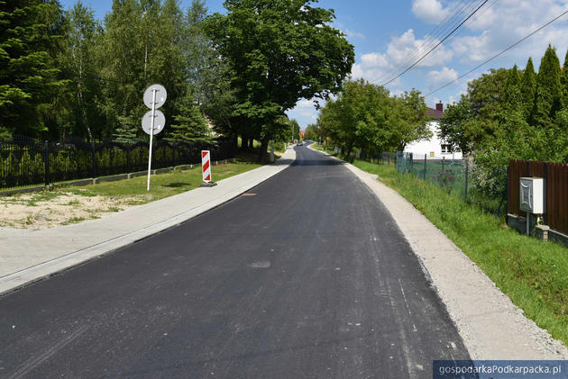 Zakończyła się przebudowa dróg gminnych w Niechobrzu, Racławówce i Woli Zgłobieńskiej 