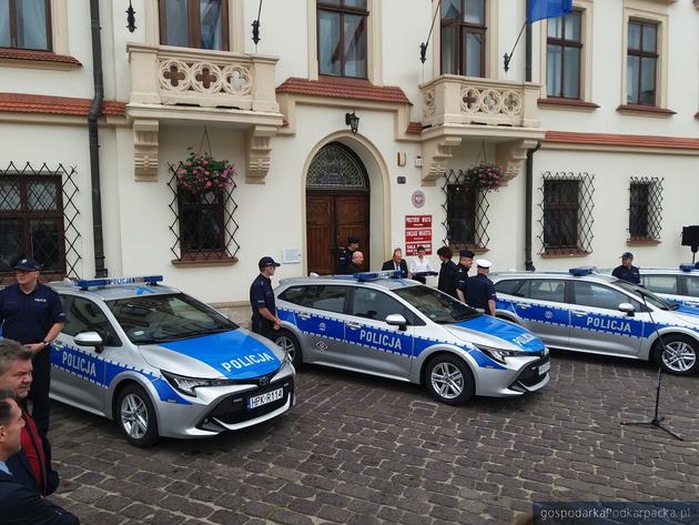 Nowe hybrydowe radiowozy rzeszowskiej policji