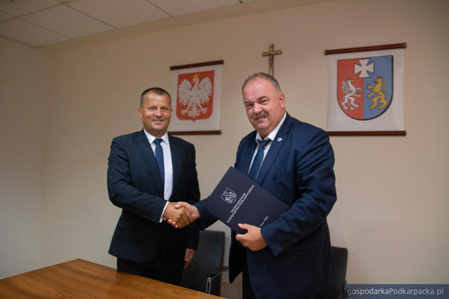 Od lewej wójt Tryńczy Ryszard Jędruch i wicemarszałek województwa Piotr Pilch po podpisaniu umowy. 