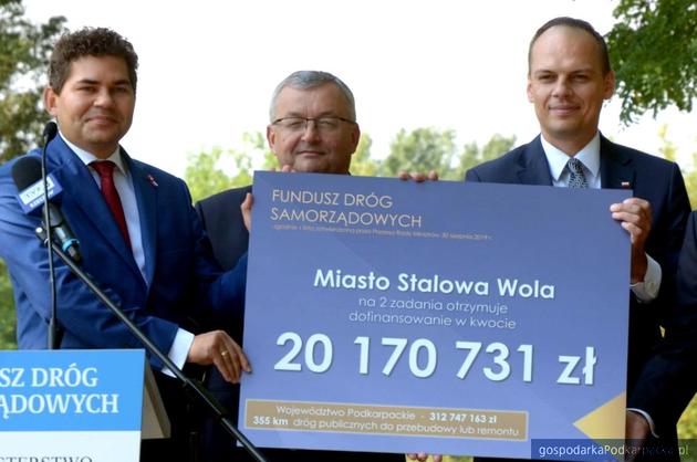 Od lewej prezydent Lucjusz Nadbereżny, minister Andrzej Adamczyk i wiceminister Rafał Weber. Fot. stalowawola.pl