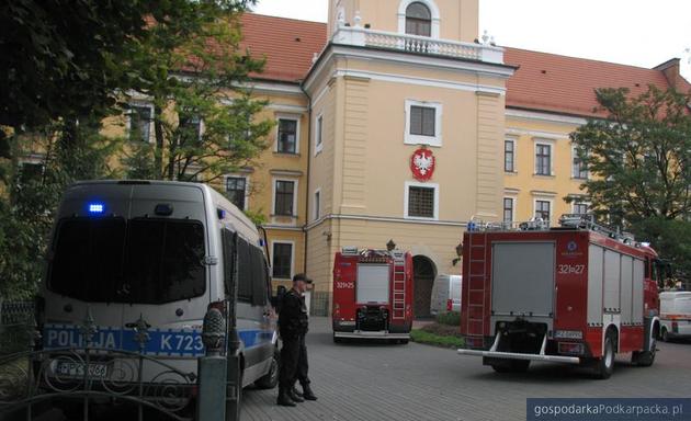 Wozy strażackie na dziedzińcu Sądu Okręgowego w Rzeszowie. Fot. Adam Cyło